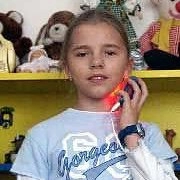 Je mi 10 let.... Váš přístroj mi pomohl a nejlepší na tom je, že když mě něco bolí, můžu si s ním sama posvítit....